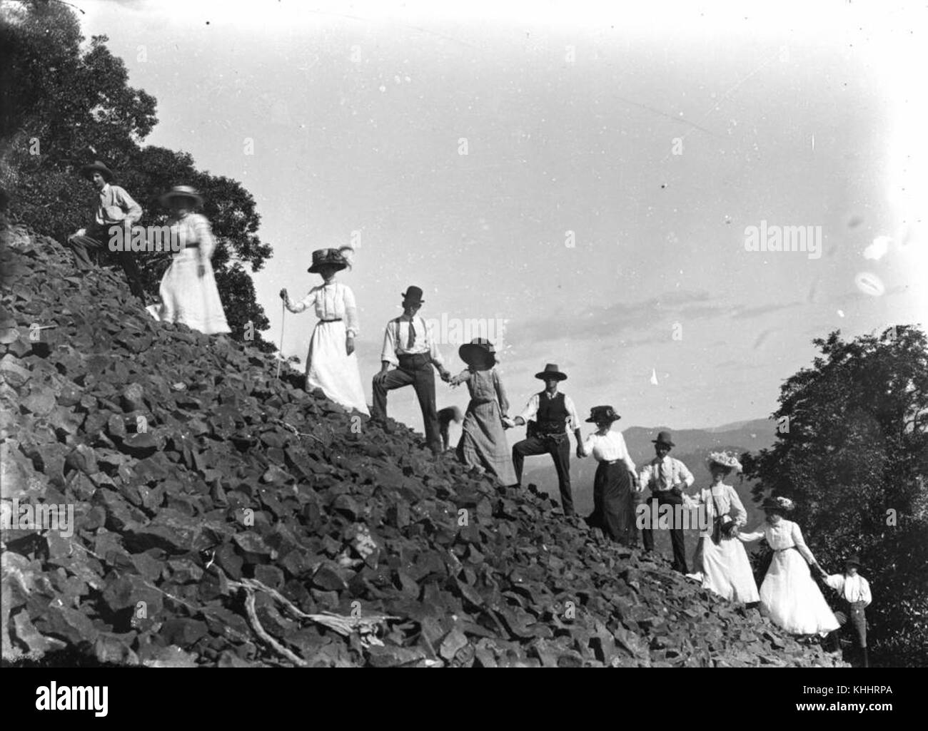 1 181599 elegantemente vestito uomini e donne salendo per la gamma, in Toowoomba, ca. 1912 Foto Stock