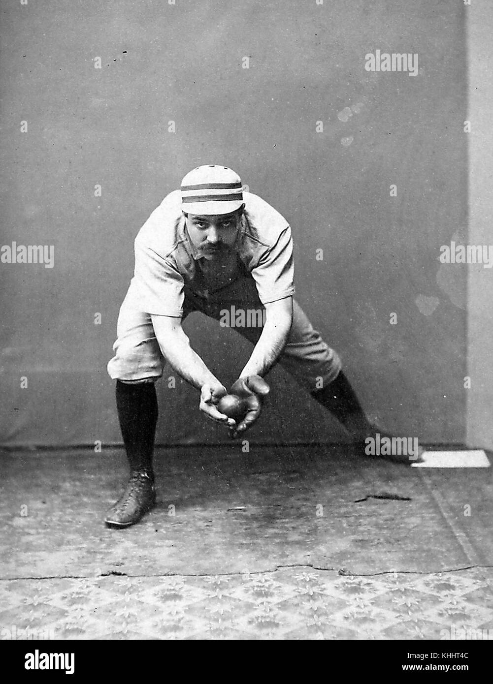 Un ritratto fotografico di Sid Farrar in un'uniforme dei Philadelphia Quakers, nella foto è posato come se stesse prendendo una palla mentre indossava il guanto da baseball, ha giocato sette stagioni della Major League Baseball come un interno, 1885. Dalla New York Public Library. Foto Stock