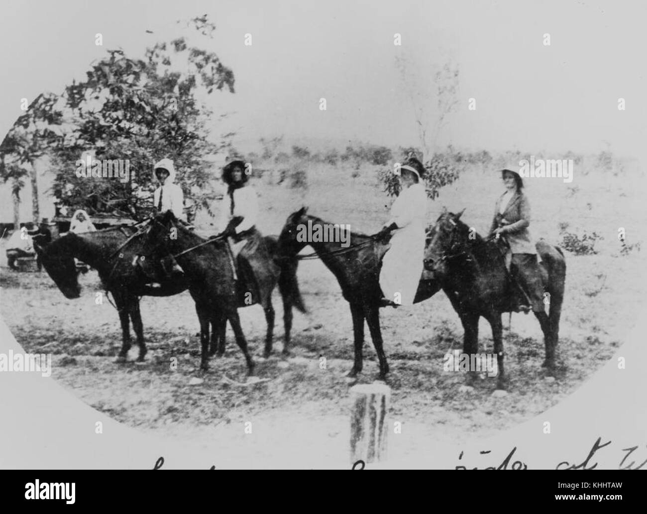 Questa fotografia mostra le donne che cavalcano a cavallo vicino a Woodhouse Station intorno al 1915, mostrando attività ricreative per le donne nelle aree rurali dei primi anni del XX secolo. Foto Stock