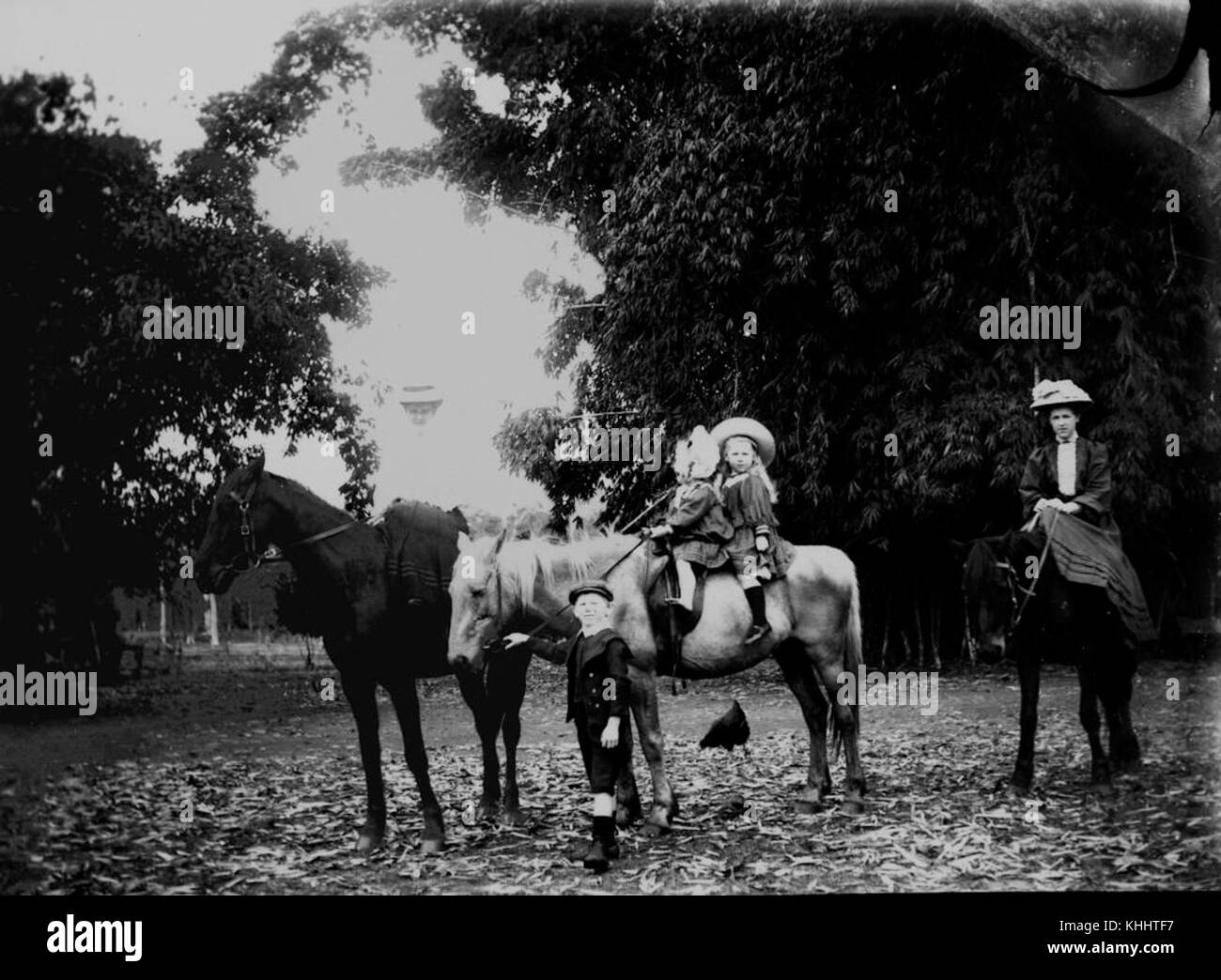 2 160928 donne e bambini a cavallo, 1900-1910 Foto Stock