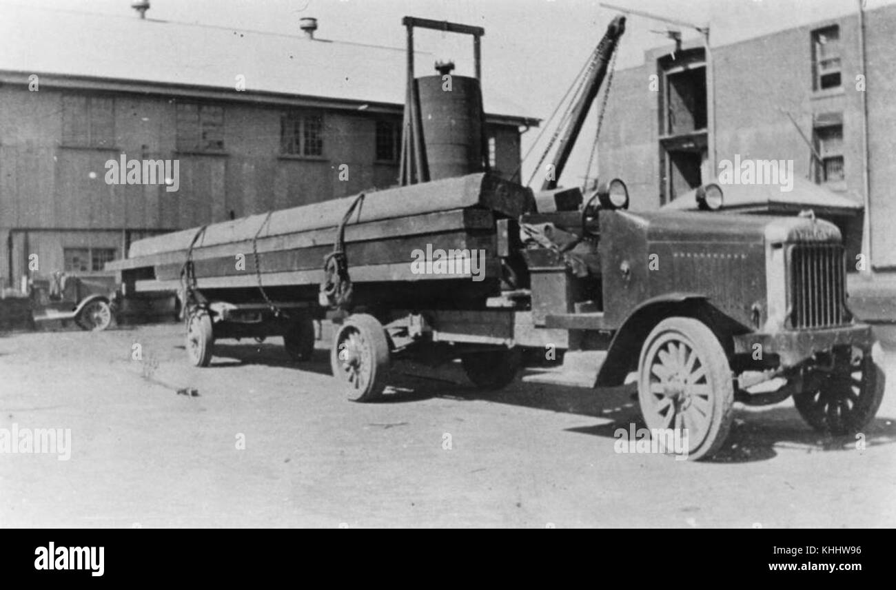 1 79647 Carrello caricato con il legname in Banchina Mercantile, Brisbane, 1924 Foto Stock