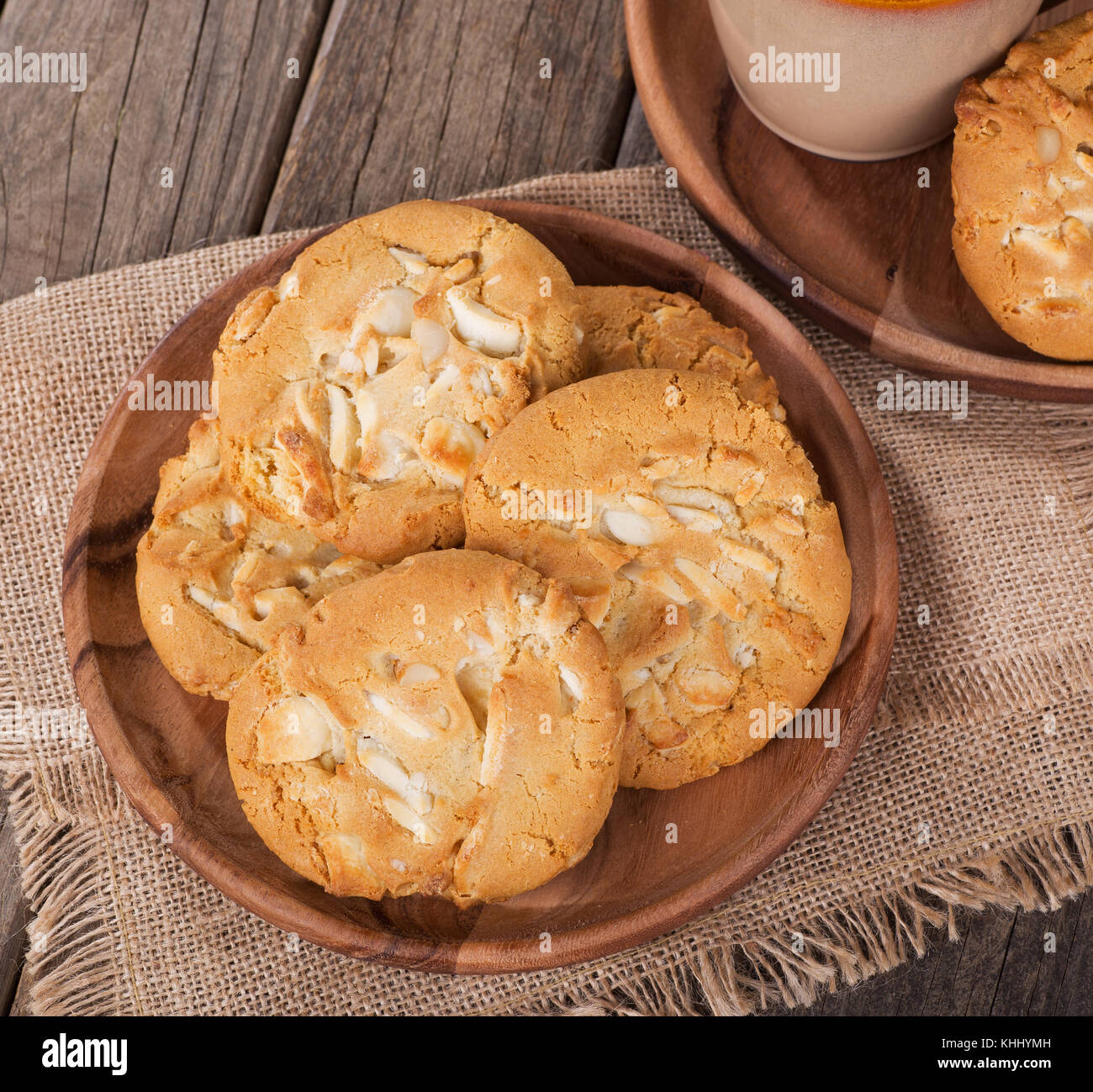 Piastra bianca di dolci di cioccolato con nocciole di macadamia Foto Stock