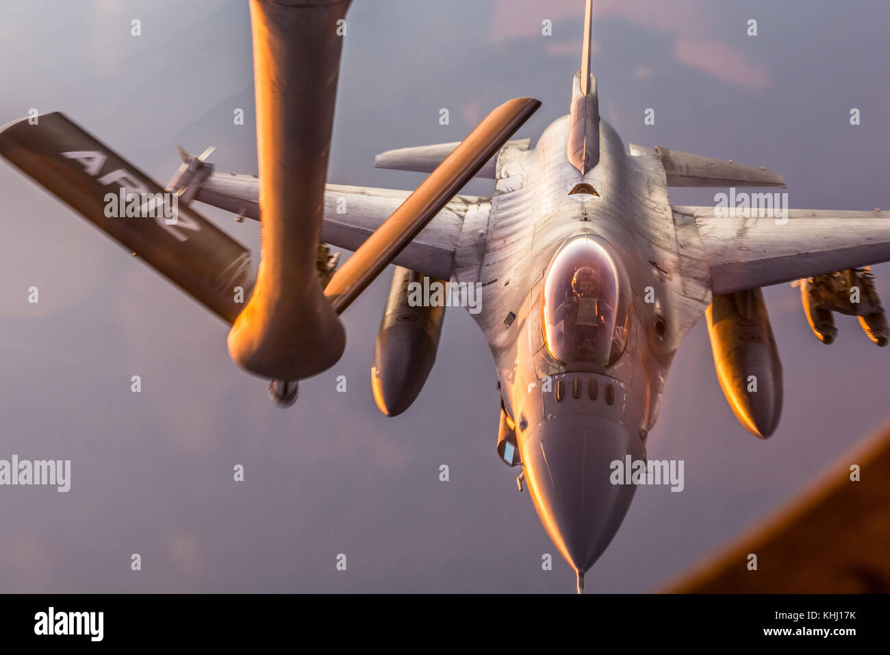 F-16 Fighting Falcon il rifornimento di carburante Foto Stock