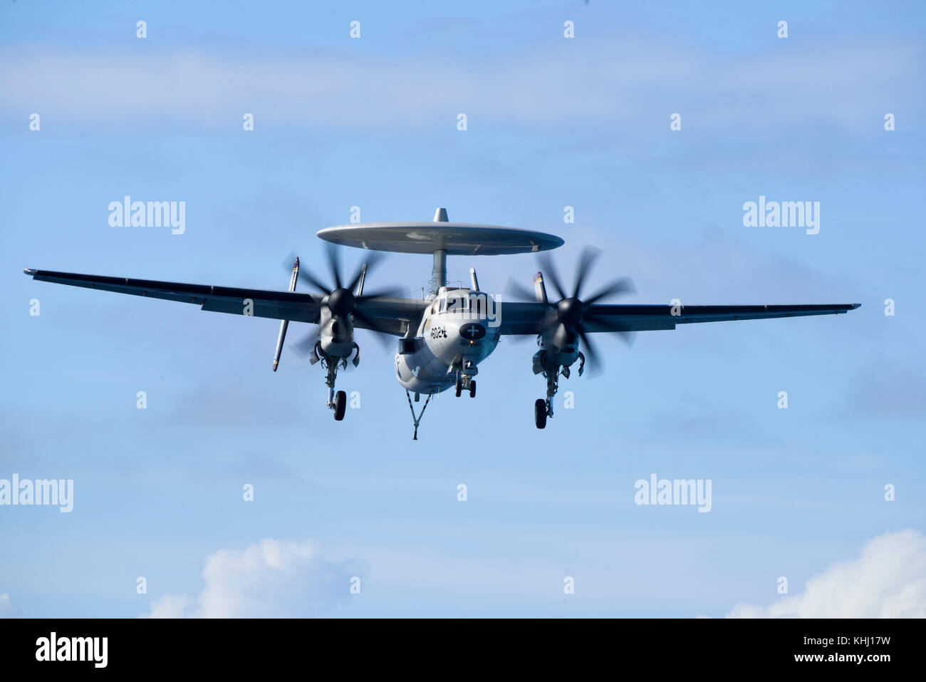 E-2C Hawkeye, assegnato all'Sunkings del Carrier Airborne Early Warning Squadron (VAW) 116, prep Foto Stock