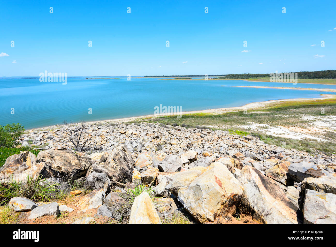 Basso livello dell'acqua al Lago Maraboon che è attualmente solo al 30% della capacità a causa della siccità, diga di Fairbairn, nei pressi di smeraldo, Queensland, QLD, Australia Foto Stock