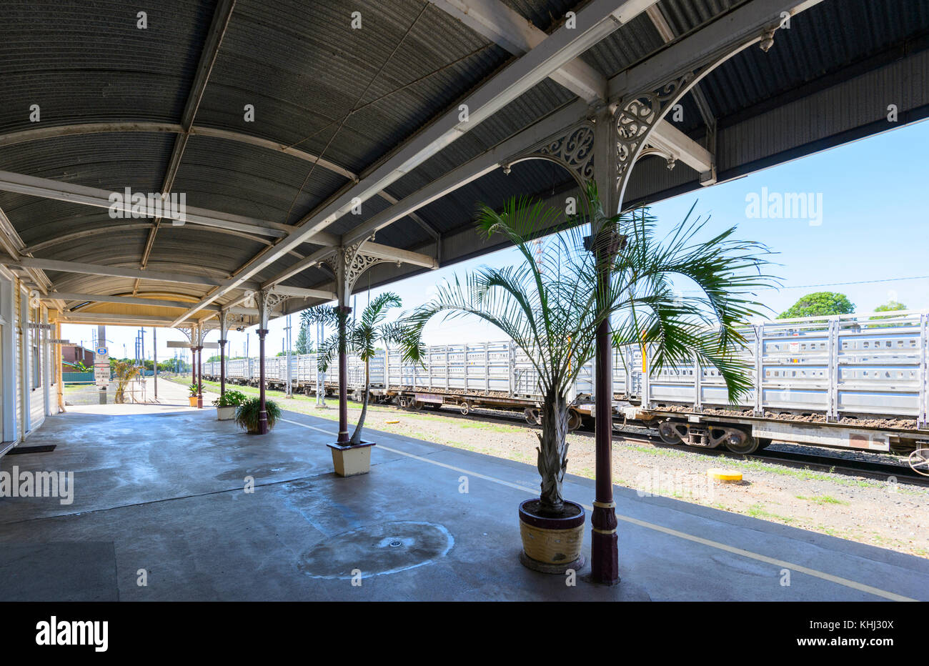 Bestiame moderno treno su binari di servizio di smeraldo stazione ferroviaria, Central Queensland, QLD, Australia Foto Stock