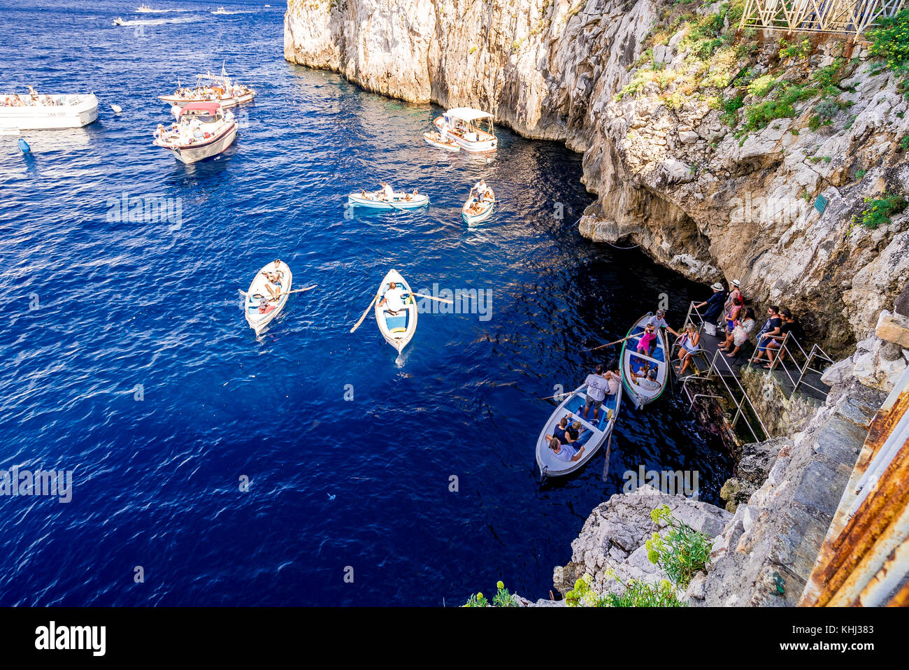 Una fila di turisti attende il loro giro in barca nella famosa Grotta Azzurra sull'isola di Capri in Italia Foto Stock