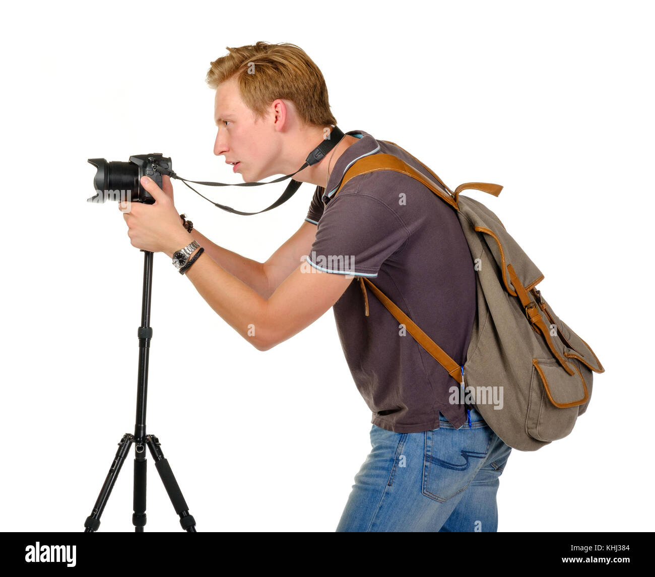 Giovane uomo traveler per scattare foto da fotocamera reflex digitale isolato Foto Stock