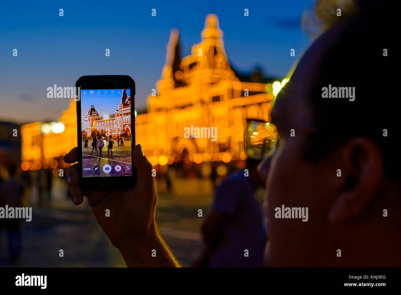 Voce maschile turistica prendendo foto di luoghi di interesse Foto Stock