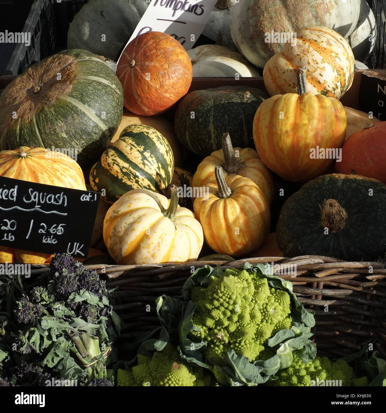 La zucca zucca e broccoli display in un mercato Foto Stock