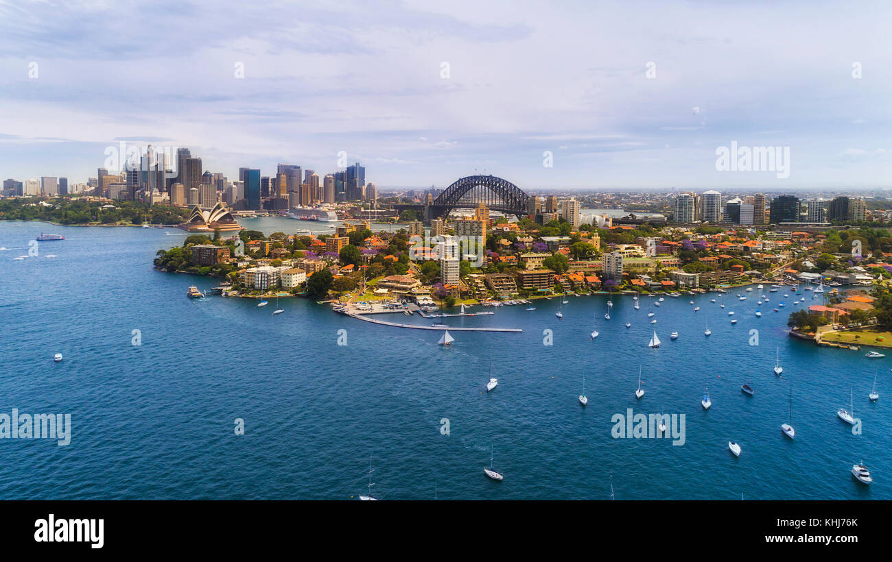 Punto kurraba kirribilli e sul porto di Sydney in vista della città i punti di riferimento del CBD di Sydney e il Sydney Harbour Bridge in una giornata di sole. acque blu del porto coperto Foto Stock