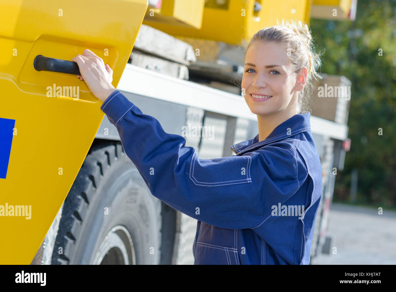 Donna che mantiene la porta conducente del veicolo vegetale Foto Stock