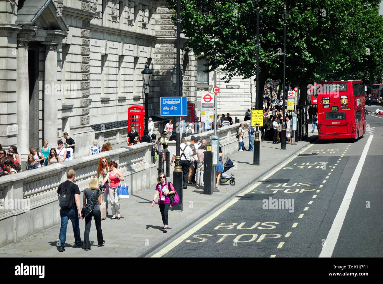 Londra - 27 Luglio : la gente a piedi lungo Horse Guards Road a Londra il 27 luglio 2013. Persone non identificate. Foto Stock