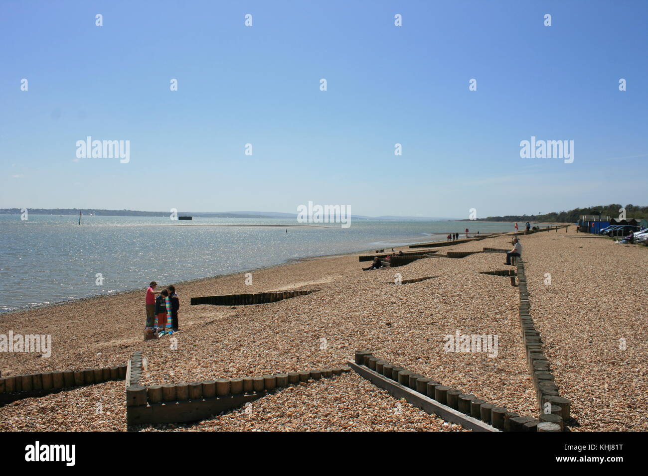 La spiaggia di Calshot fa parte di un miglio di spit di ciottoli che si estende fino alla foce dell'acqua di Southampton. Foto Stock