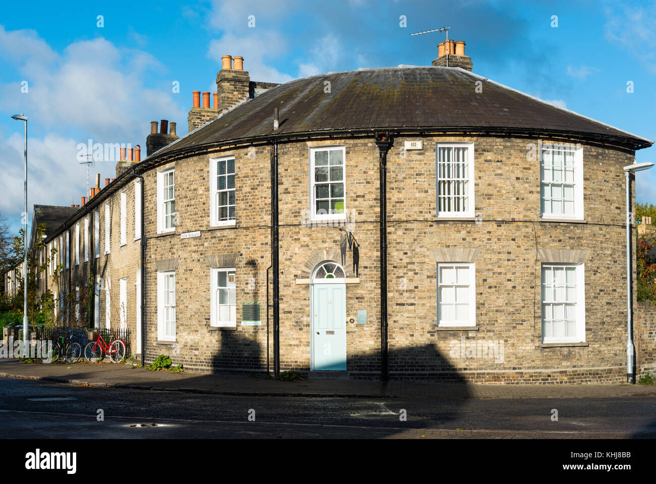 Terrazza vittoriana che termina con una curva casa sulla Piazza Nuova, Cambridge city centre, Cambridgeshire, Inghilterra, Regno Unito. Foto Stock