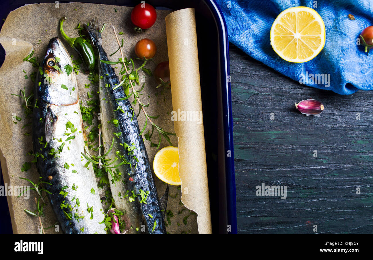 Sgombro pesce con cottura Ingredienti sulla carta da forno Foto Stock