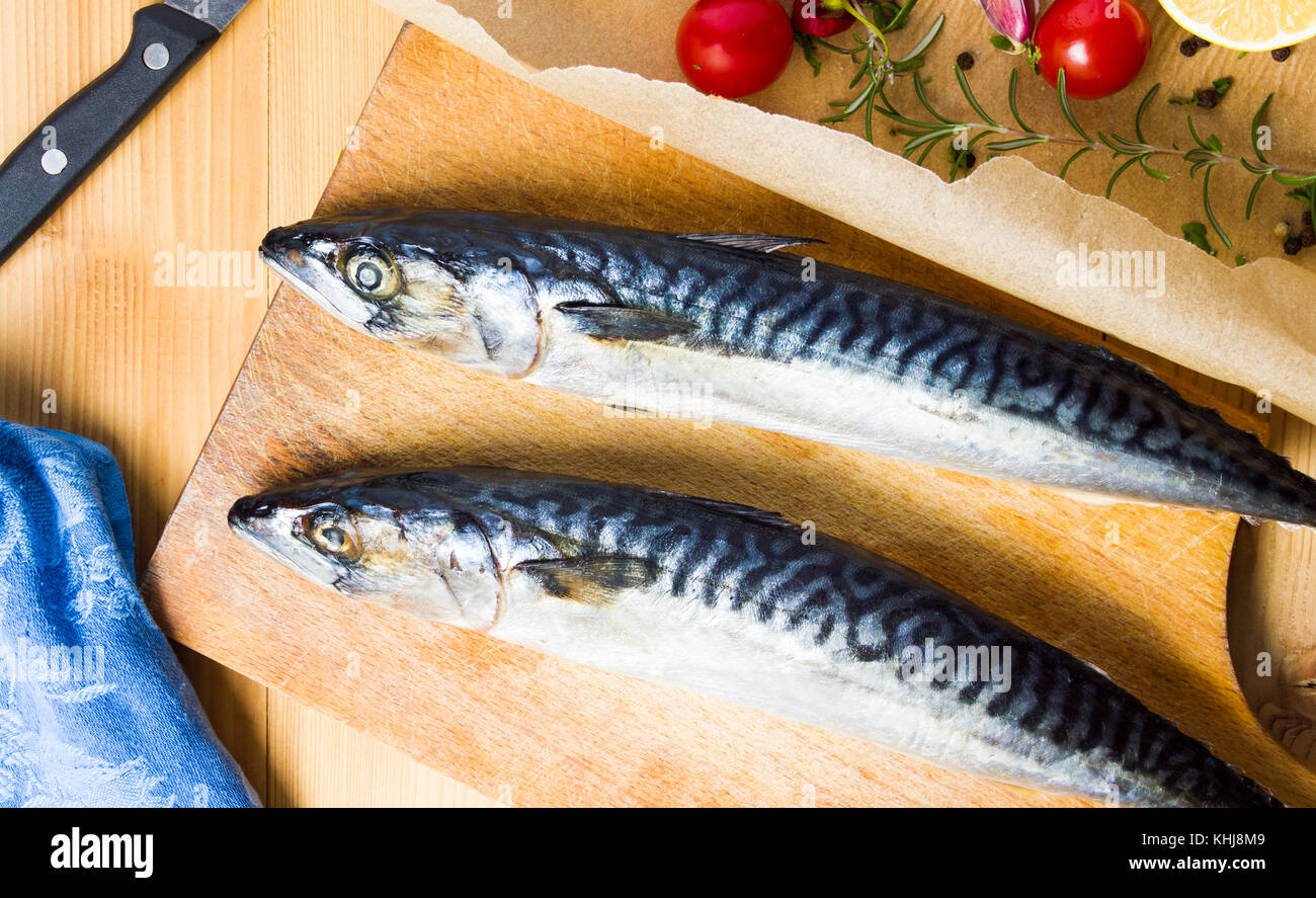 Sgombro pesce con ingredienti su di un tagliere Foto Stock