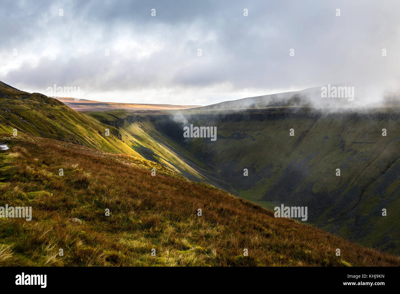 Nuvole di vorticazione e tazza alta da Nick del The Pennine Way sentiero, Cumbria, Regno Unito Foto Stock