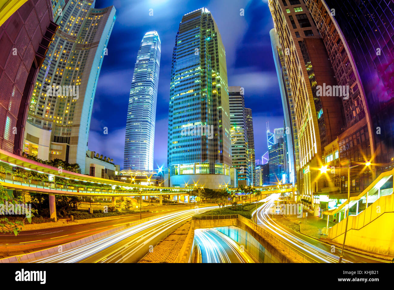 Vista notturna di Hong Kong con percorsi di traffico Foto Stock