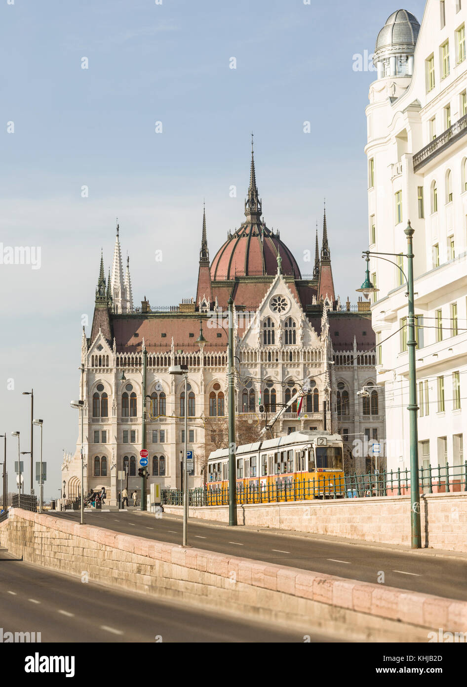 Il tram al di fuori del parlamento ungherese edificio (Országház) di Budapest, Ungheria. Foto Stock