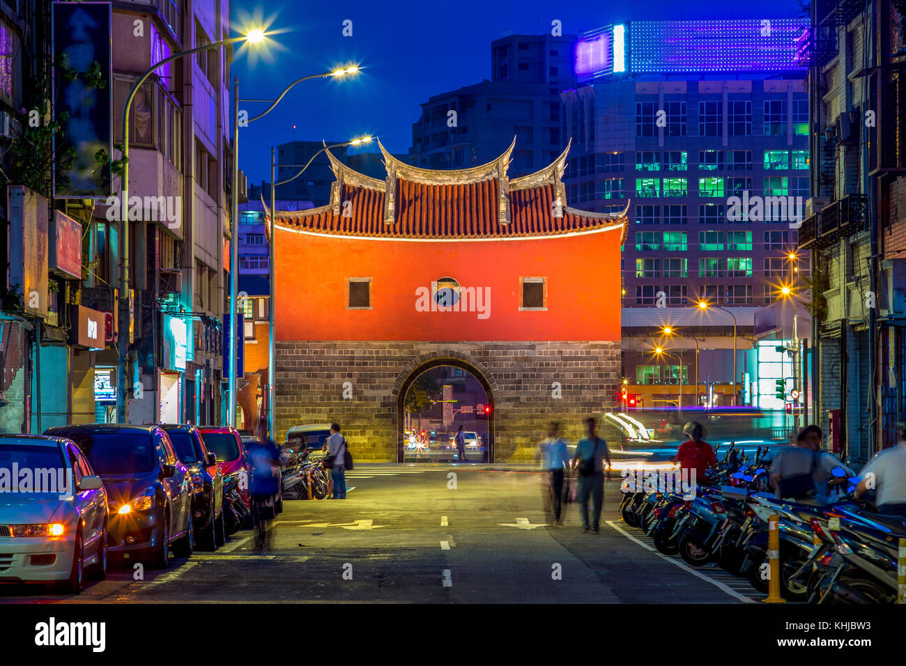 Vista notturna di Cheng-en gate, la porta settentrionale della vecchia città di Taipei Foto Stock