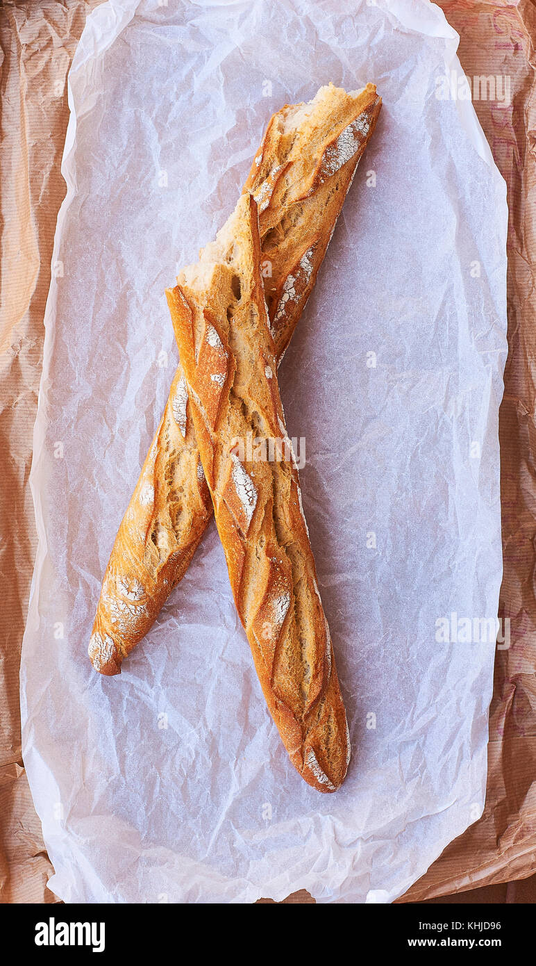 Filone di pane in un negozio di generi alimentari white paper bag, in stile europeo. Foto Stock