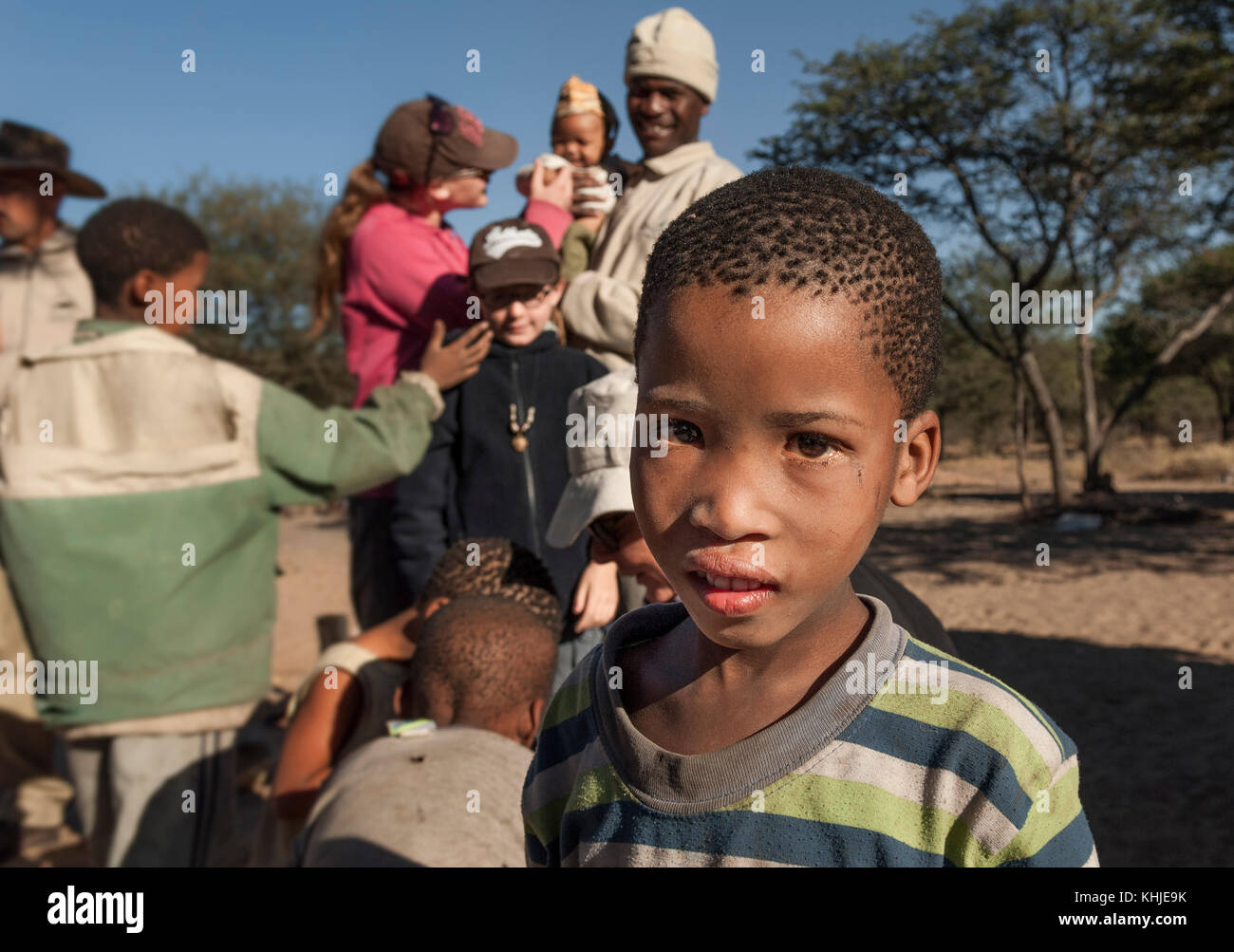 Kalahari bambino boscimane e turisti Foto Stock