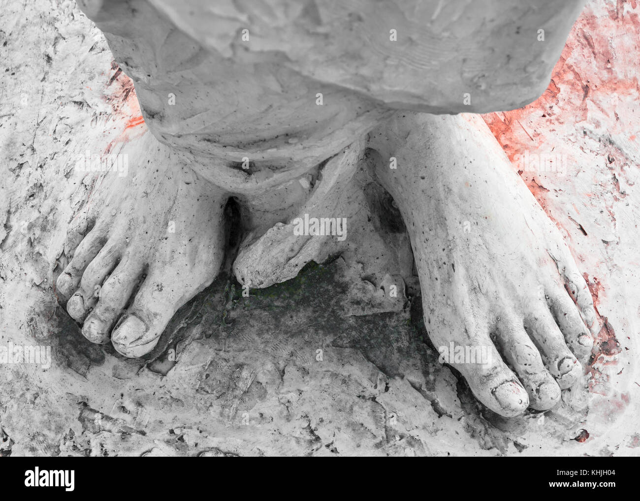 Extreme close-up dei piedi di Gesù Cristo insanguinato. vista dall'alto. profondità di campo. Foto Stock