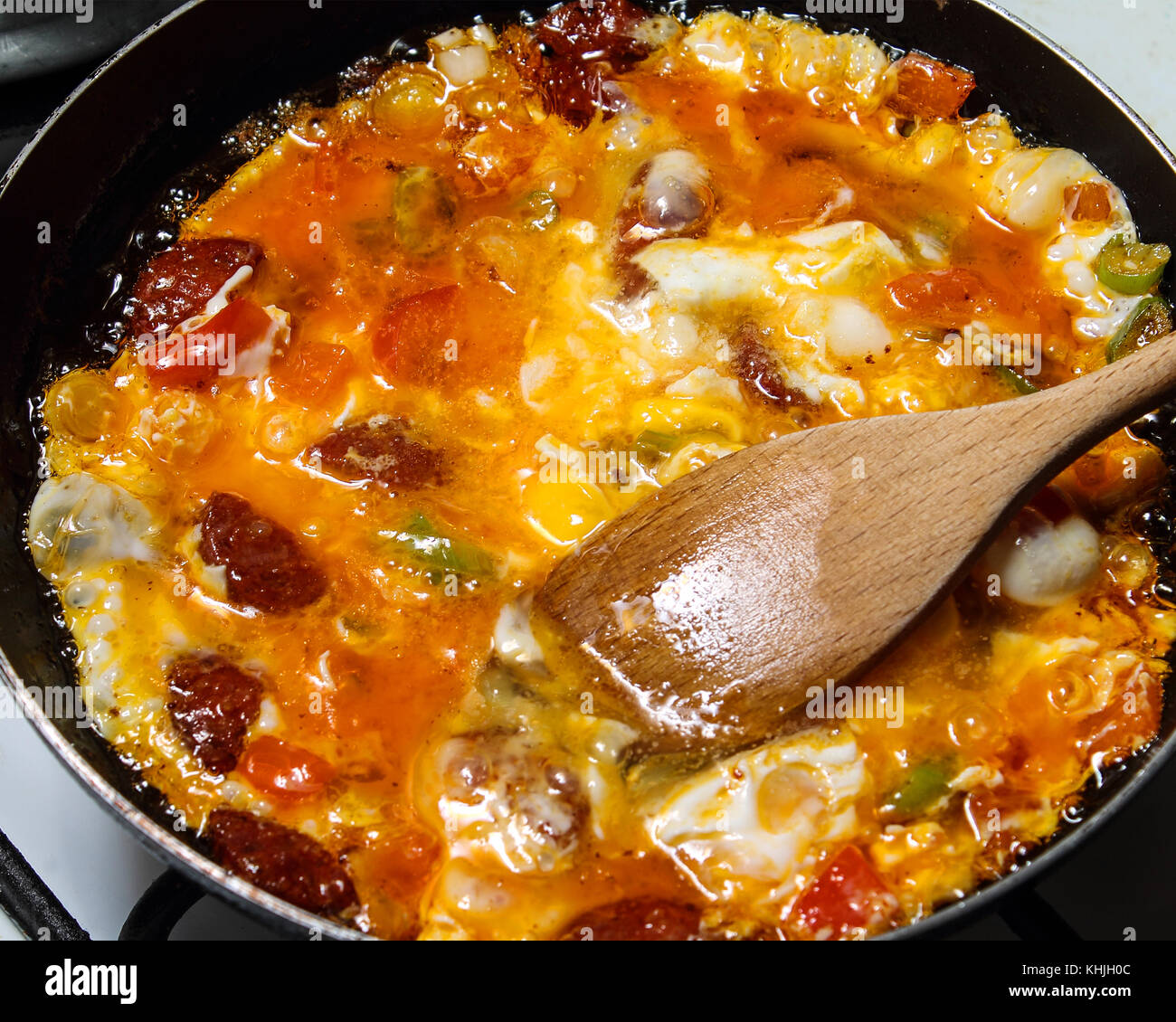 Salsicce e cottura di ortaggi. La prima colazione. Foto Stock