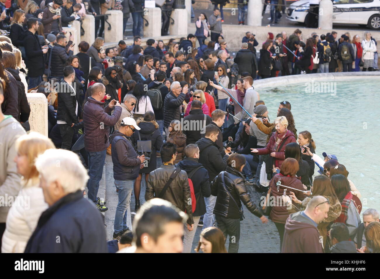 Fontana di trevi e turisti, Roma, Italia Foto Stock