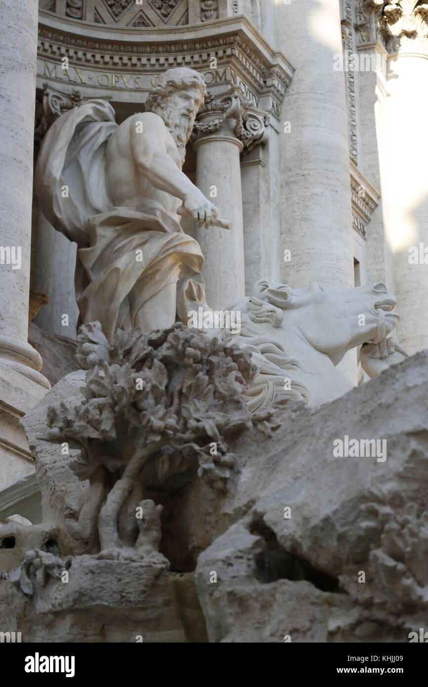 Fontana di trevi e turisti, Roma, Italia Foto Stock