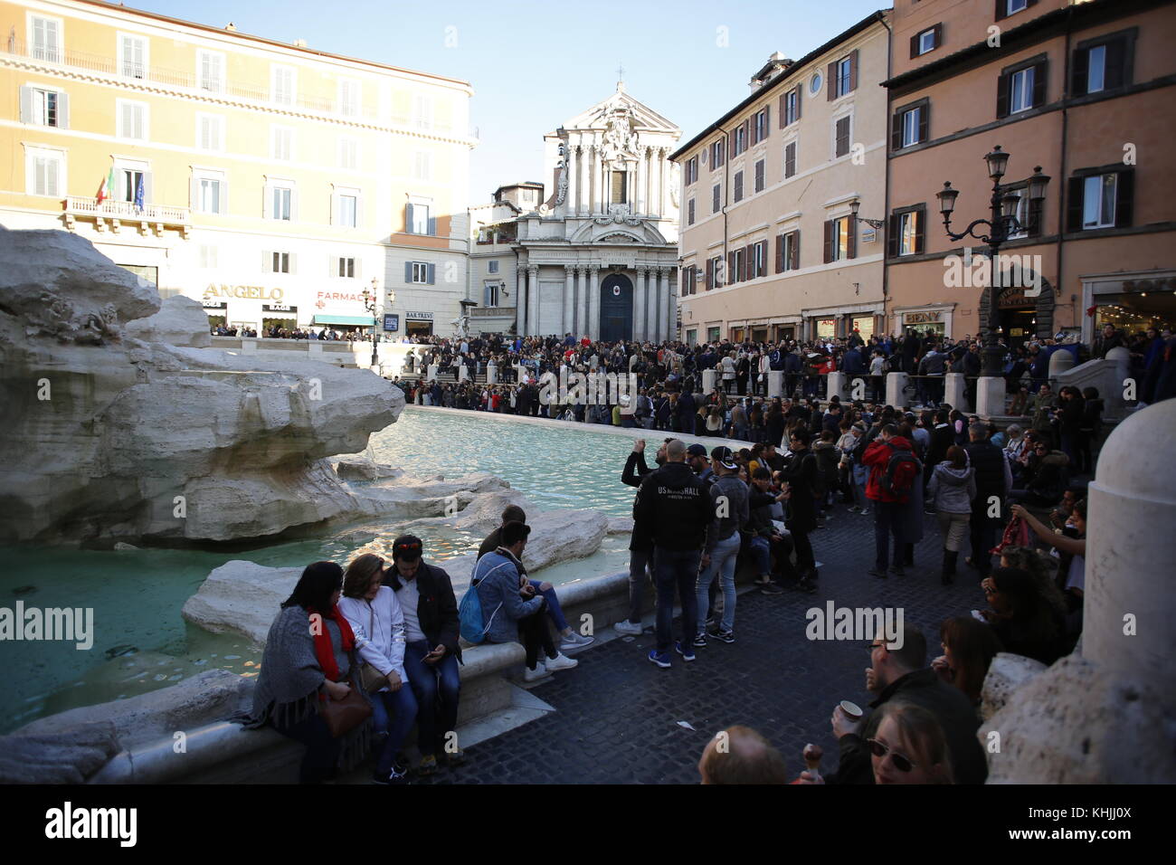 Fontana di trevi e turisti, Roma, Italia Foto Stock