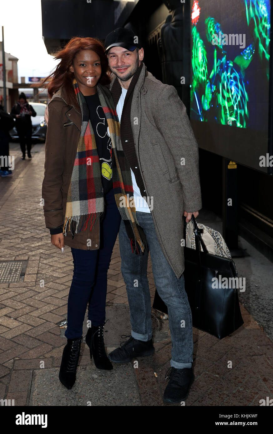 Arrivano rigorosamente la ballerina professionista Oti Mabuse e il marito Marius Lepure che arrivano alla Tower Ballroom, Blackpool, prima dello spettacolo di questo fine settimana. Foto Stock