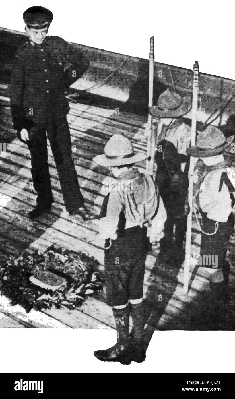 1919 - British boy scouts visitare la nave HMS Victory per vedere dove Nelson cadde nella battaglia di Trafalgar Foto Stock