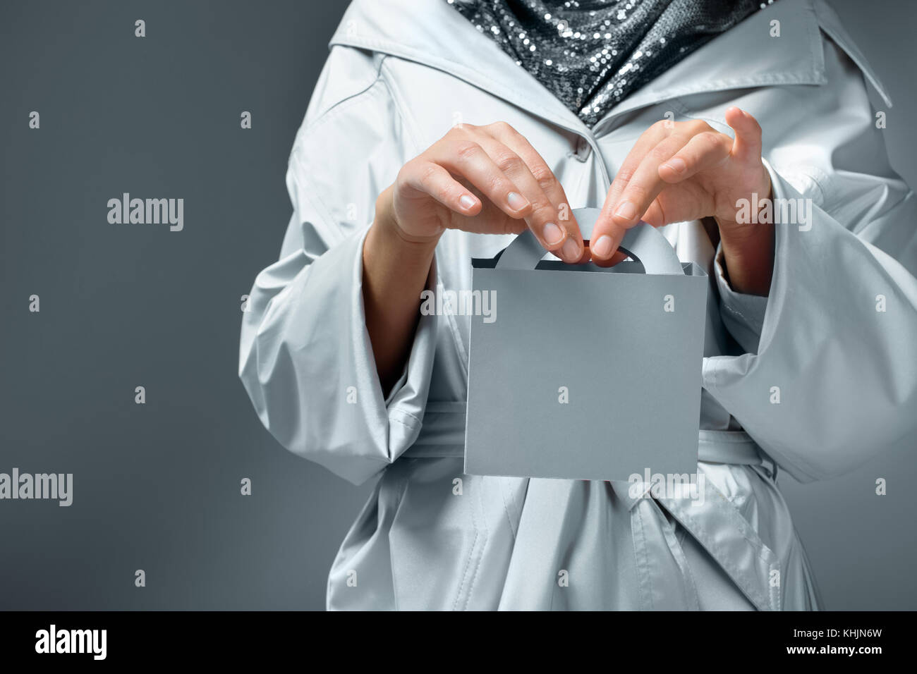 Ragazza con un piccolo sacchetto di carta Foto Stock