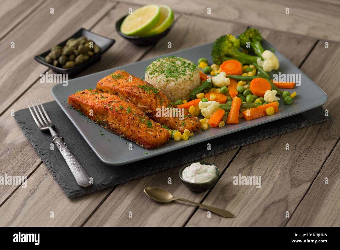 In Padella Il Salmone Con Verdure Cotte A Vapore E Riso Marrone Su Sfondo Di Legno Foto Stock Alamy