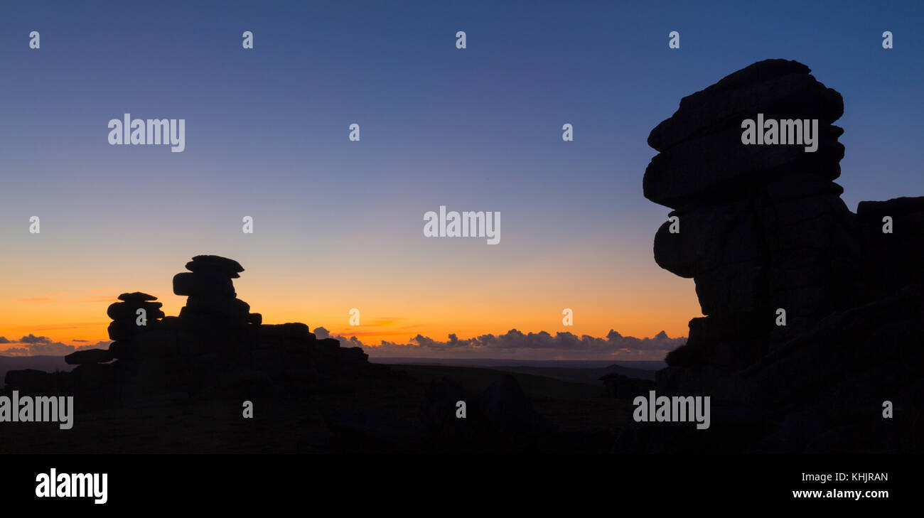Tramonto con stagliano forme di affioramento di granito a fiocco grande Tor, Parco Nazionale di Dartmoor, Devon, Regno Unito nel mese di settembre Foto Stock