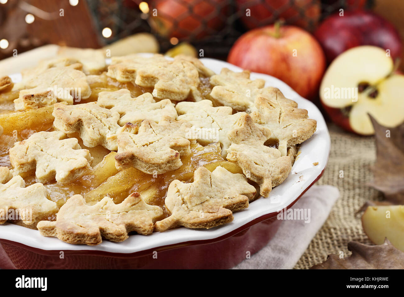 Pane Appena Sfornato La Torta Di Mele Con Crosta Superiore Tagliato In Foglie Di Autunno Forma Mele In Background Foto Stock Alamy