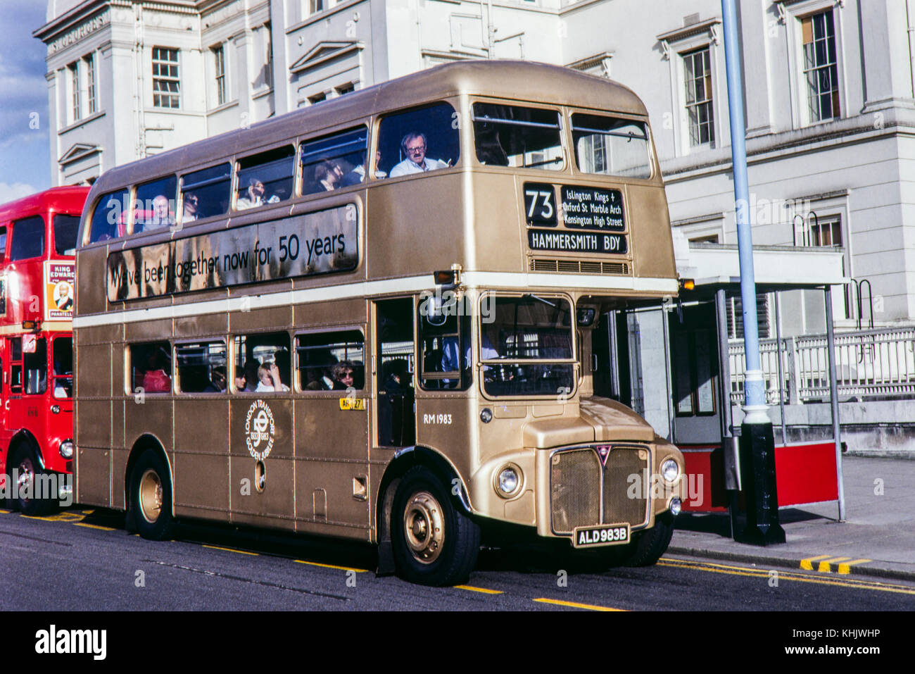 Bus d'oro per celebrare i 50 anni di anniversario (giubileo d'oro) dei trasporti di Londra. autobus no rm1983 ar27 reg no ald983b immagine presa in giugno 1983 Foto Stock