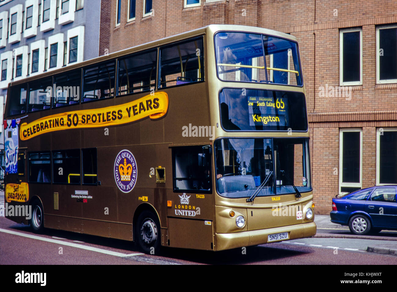 London REGNO dennis trident/alexander alx400 sul percorso a Kingston, a sud-ovest di Londra. dipinto in oro per celebrare il Queens giubileo d oro nel 2002 Foto Stock