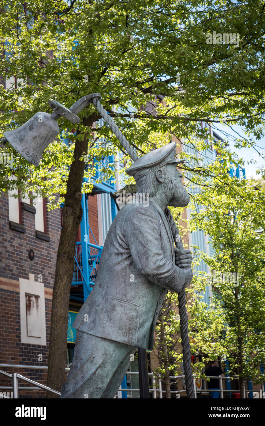 Statua di bronzo del capitano Cat Quartiere Marittimo Swansea Marina Swansea West Glamorgan Galles Foto Stock