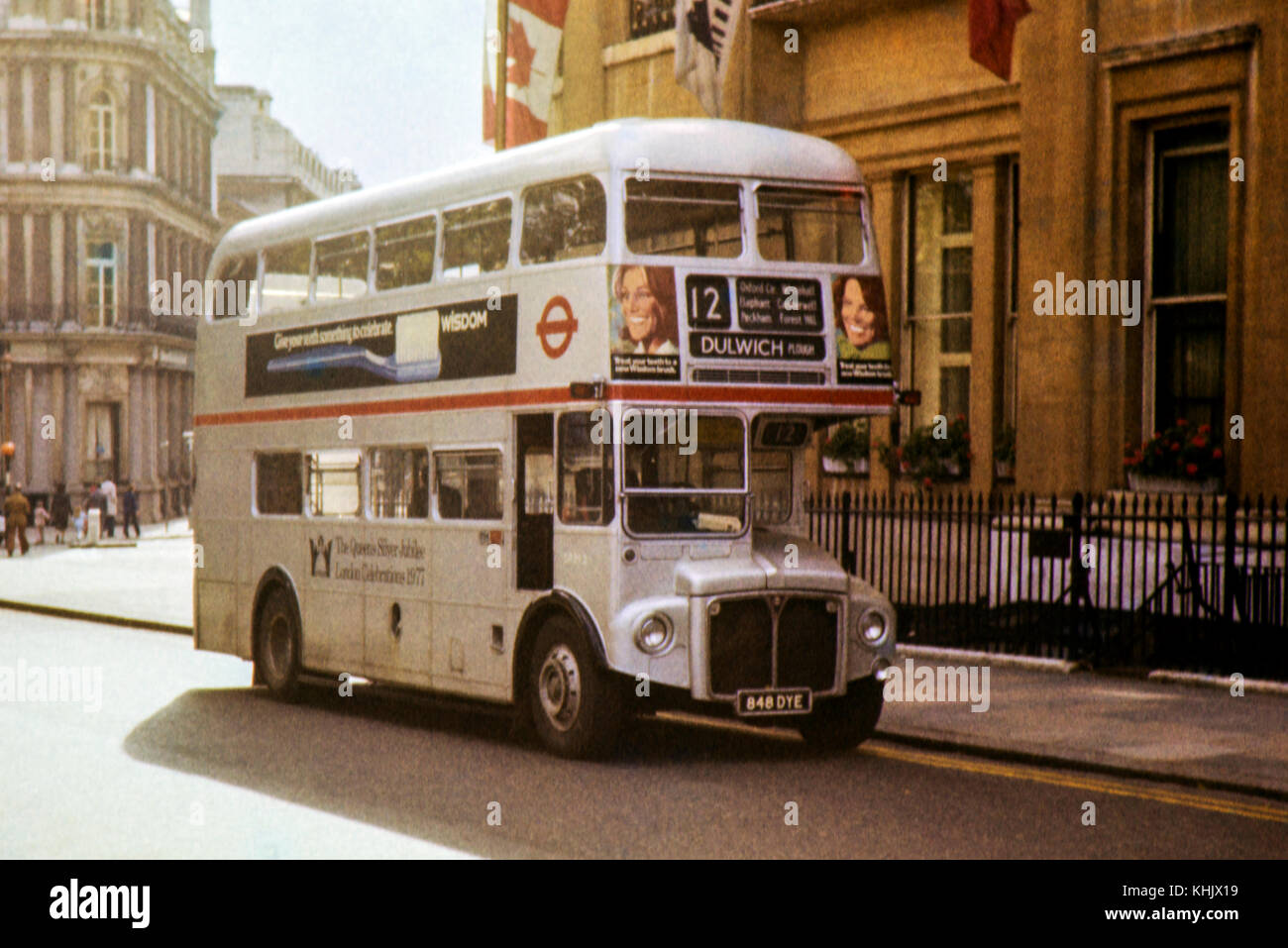 Aec routemaster prv silver london bus dipinta per celebrare il Queens silver jubilee nel 1977 reg n. 848 del colorante e del n. di serie SRM2 Foto Stock