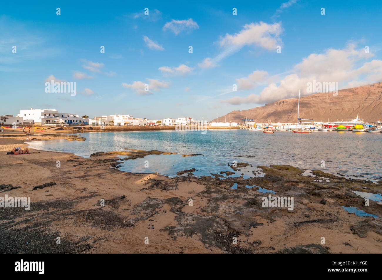 Vista panoramica di Caleta del Sebo dalla spiaggia, La Graciosa, Isole Canarie, Spagna Foto Stock