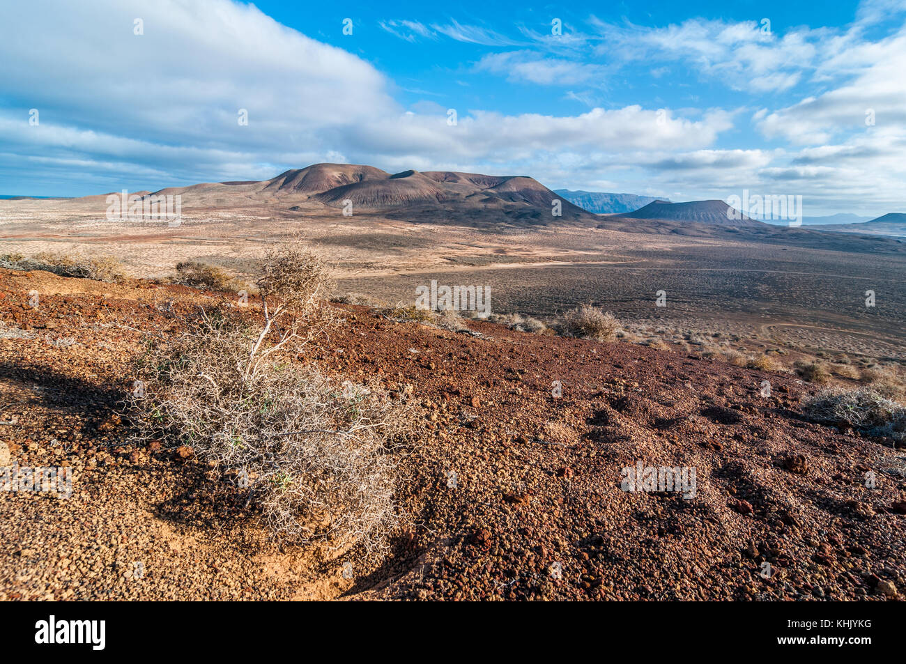 Vulcanico vista panoramica da montaña bermeja e Lanzarote Island in background, Graciosa, Isole Canarie, Spagna Foto Stock