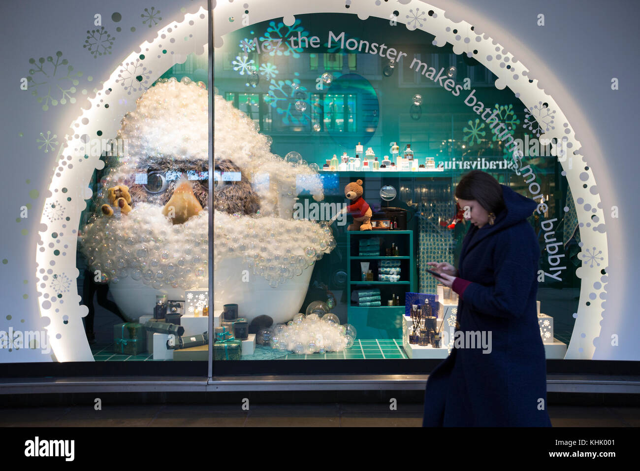 John Lewis department store in oxford street 2017 Festa di Natale la finestra di visualizzazione moz il mostro, London, England, Regno Unito Foto Stock