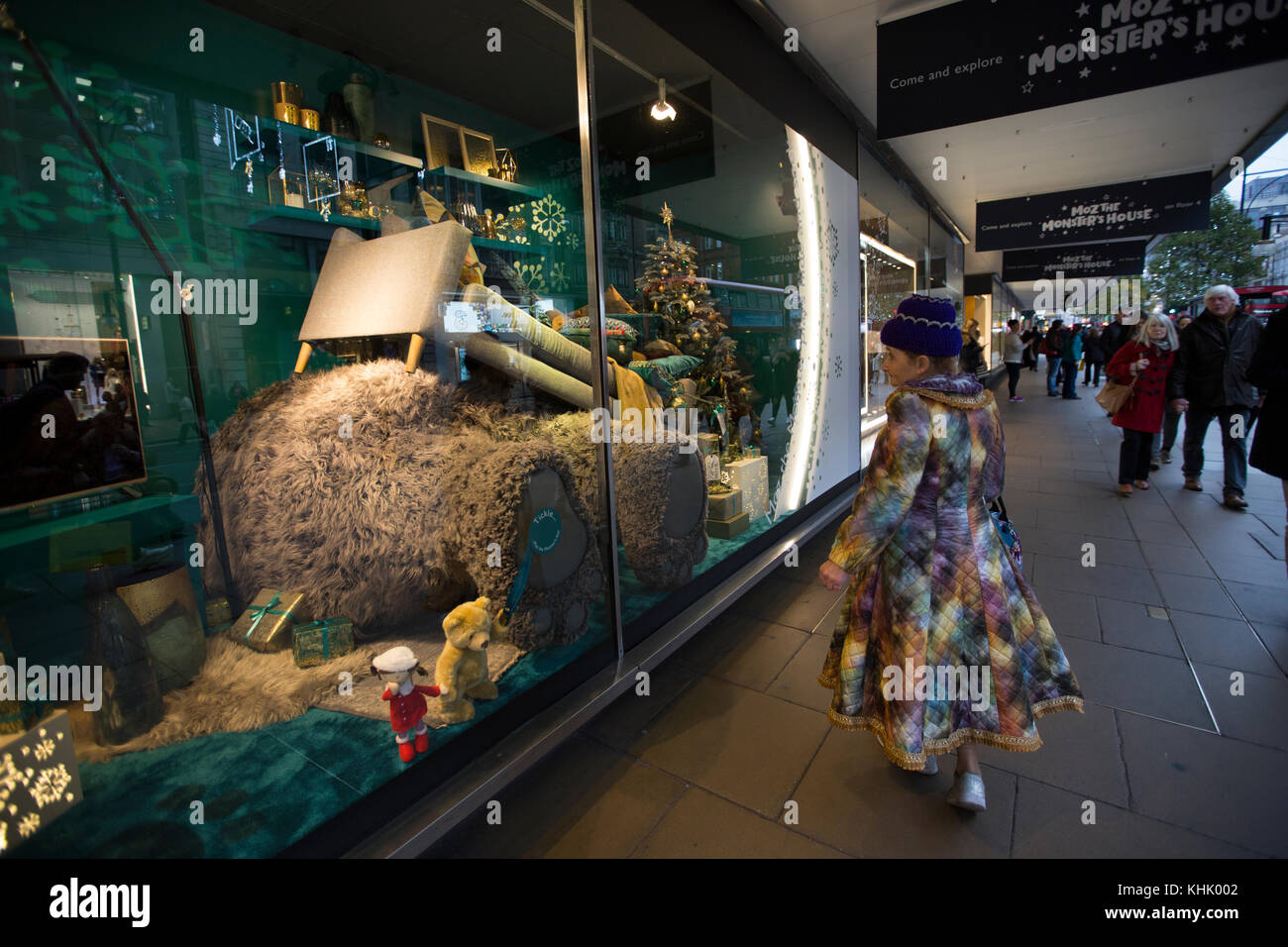 John Lewis department store in oxford street 2017 Festa di Natale la finestra di visualizzazione moz il mostro, London, England, Regno Unito Foto Stock