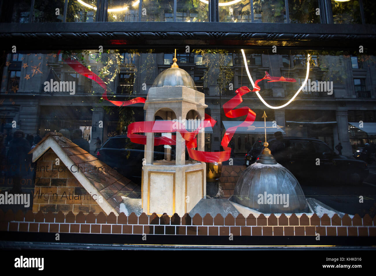 ''Twas la notte prima di Natale' a Liberty of London come esso ha presentato la sua più recente festive window display, Regent Street, Londra, Regno Unito Foto Stock