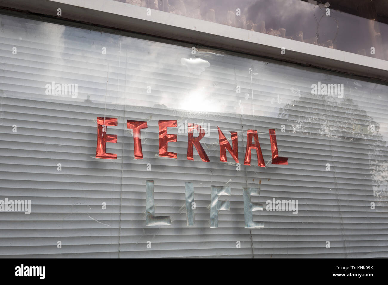 Le parole di vita eterna nella finestra di una chiesa di una comunità su Old Kent Road, il 16 novembre 2017, a Londra, in Inghilterra. Foto Stock