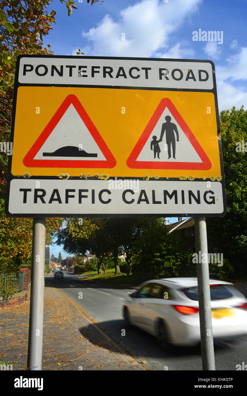 Moderazione del traffico cartello segnaletico di dossi e pedoni in strada, pontefract road ferrybridge Yorkshire Regno Unito Foto Stock