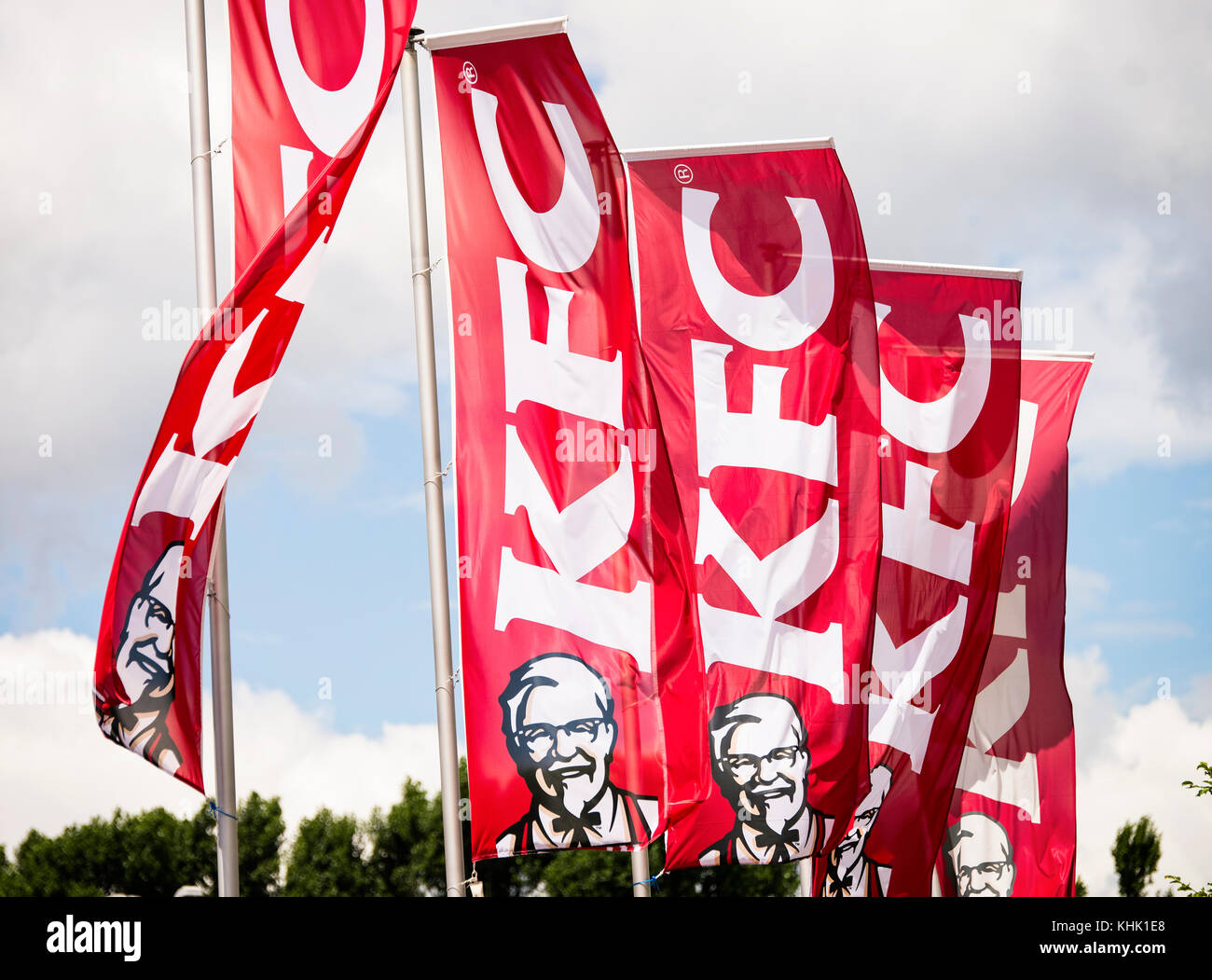 Kentucky Fried Chicken bandiere nella parte anteriore di un kfc ristorante vicino a Frankfurt am Main (Germania) Foto Stock